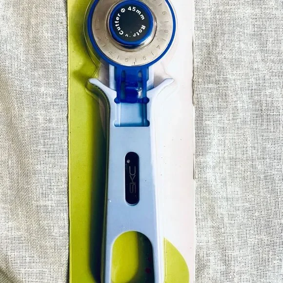 45mm Rotary Cutter & Thread Cutter Sewing Scissors - Picture 2 of 4